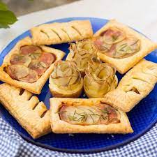 Aprite il rotolo di pasta sfoglia e bucherellate il fondo con la forchetta. Pin Su Le Ricette Di Benedetta