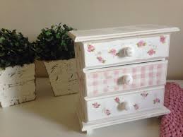Mini Comoda Pintada A Mao Trabalhada Com Tecnica Provencal Decorada Com Laco Pintura Xadrez E Mini Ro Como Decorar Moveis Caixa De Decoupage Caixas Decoradas