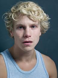 Il a obtenu un master of arts à la vrije universiteit brussel et a étudié la photographie à l'international center of photography de new york. Waterlanders Bart Heynen Blonde Boy Aesthetic Curly Hair Men Interesting Faces