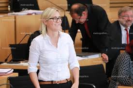 Hauptberuflich hasspredigerin ist sie nebenberuflich als politikerin tätig und gehört als solche seit 2004 als abgeordnete dem thüringer landtag an. Susanne Hennig Wellsow 2017 Linke 7 Metropolico