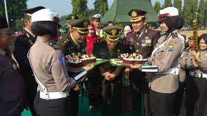 Dimana saat itu banyak 28. Rayakan Hut Ke 73 Tni Tentara Dan Polwan Ini Saling Suap