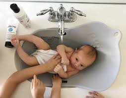 Slowly ease your baby into the tub feet first. 10 Best Baby Bathtubs And Bath Seats Of 2021