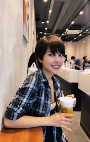 Nào thì mặt mếu, nào thì nhồm nhoàm ăn, rồi bonus thêm cả đống ảnh thời ngố tàu xưa xửa. 2 Co Nang Tomboy Man áº£nh Báº£o Han Vá» Nha Ä'i Con Thua Xa NgÆ°á»i Ä'áº¹p Nay