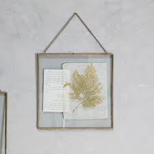 Optez pour des cadres photo élégantes et uniques dans des matériaux raffinés. Cadre En Laiton 36x36 Gigantic Kiko Nkuku