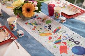 creez un esprit festif et colore a votre decoration avec ce joli chemin de table anniversaire arlequin accompag chemin de table table anniversaire decoration