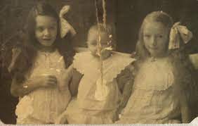 Can a 1904 photo of Norwegian sisters be restored and colorized?