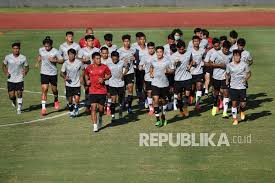 Tim ini dikontrol oleh persatuan sepak bola seluruh indonesia atau pssi dan merupakan anggota dari konfederasi sepak bola asia.sebelum kemerdekaan pada 1945, tim ini menggunakan nama tim nasional sepak bola hindia belanda. Timnas U 19 Tak Gentar Hadapi Bulgaria Malam Ini Republika Online