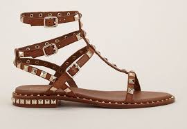 Inspirée des défilés, notre sélection affiche talons blocs évasés, escarpins et chaussures lacées. Soldes Sandales Cloutees Ash En Stock