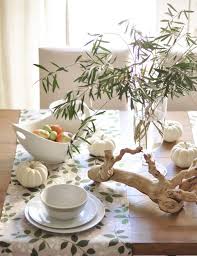 deco de table d automne a l esprit vegetal avec chemin de table a motifs floraux et deco en bois flotte fall table centerpieces fall table settings fall table