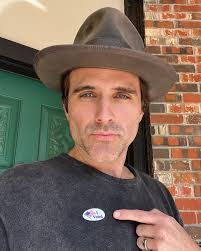 Ronny Hunt's Instagram, Twitter & Facebook