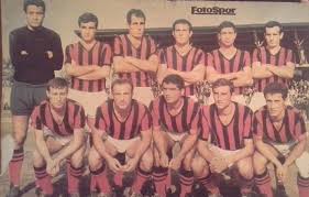 Zonguldakspor'da çorluspor deplasmanında alınan farklı galibiyet nedeniyle futbolculara 100'er milyon lira prim dağıtılacağı açıklandı. Zonguldakspor 1969 1970 Sezonu Ayaktakiler Yalcin Ahmet Orhan Okkes Turan Nail Oturanlar Daryal Kemal Hasim Halil Gungordu Ve Ali Riza Futbol