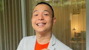 Soroti Aturan Pejabat Negara Tak Perlu Karantina Usai dari Luar Negeri,  Ernest Prakasa Beri Sindiran Menohok