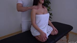 La belle dame se rend dans un centre de massage sexuel pour obtenir un bon  massage sensuel relaxant par un homme agréable au centre et se fait baiser  aussi.