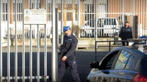 Nella redazione dei servizi programmati del personale del nucleo traduzioni e piantonamenti di torino, si farà in modo di concentrare i riposi settimanali nelle giornate del sabato e. Via Maria Adelaide Aglietta 35 Torino Casa Circondariale Lorusso E Cutugno Detenuto Stacca Lobo Orecchio Con Un Morso Martedi 19 Dicembre 2017