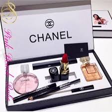 Chanel Cosmetic Set 5pc Coco Makeup Kit Pink Beach Babe In 2020 Chanel Cosmetics Cosmetic Sets Chanel Makeup Set