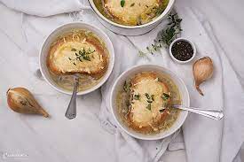 rezept zwiebelsuppe mit prosecco kasecrostini rezept zwiebelsuppe rezepte suppe