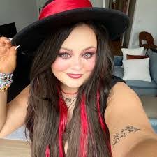 Evie West's Instagram, Twitter & Facebook