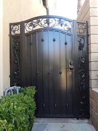 Gambar atau foto pintu pagar besi minimalis. 23 Model Pagar Besi Untuk Pintu Gerbang Dengan Desain Yang Menarik