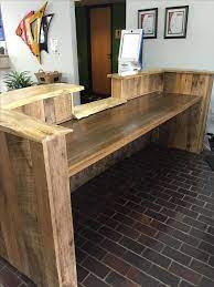 Live edge wood reception desk. Rustikaler Aufgearbeiteter Holz Und Live Edge Rezeption Officedeskdecora Rustic Reception Desk Reception Desk Reception Desk Diy
