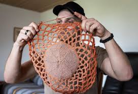 Voll in der Wolle: Strick-Altmeisterin und junger Häkler zeigen sich ihre  Maschen