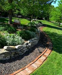 Beeteinfassung Bauen Ziegelstein Kies Naturstein Kombination Rasen Blumenbeet Gartenkunst Gartengestaltung Gartengestaltung Bilder