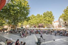 Vous aimez les citytrips, les visites culturelles, les bienvenue en bretagne, dans l'archipel des glénans, sur les îles du golfe du morbihan ou ou à la pointe du raz, sans oublier la presqu'île de crozon, ce. Agenda Des Sorties Et Activites En Vaucluse Provence Guide