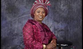 Tope alabi celebrates beautiful daughter as she graduates with flying colours. Y69zzsu3aupvfm