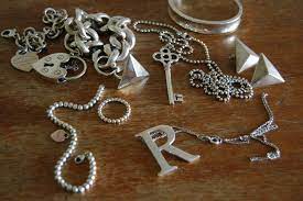 Ihr braucht kochsalz, alufolie und warmes wasser. Silberschmuck Reinigen Wegen Oxidationprozesse Wird Silber Von Schwarzen Flecken Angelaufen Silberschmuck Reinigen Silberschmuck Silber Reinigen