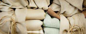 Il tendaggio più classico dei classici è il tendaggio doppio, composto da due calate laterali drappeggiate, ad esempio in velluto di seta la tenda vera e prorpia, nelle tende a pannello, è costituita da una serie di teli in stoffa normalmente larghi dai 60 ai 90cm, sui lati possono essere orlati. I Migliori Tessuti Per Tende Tende Da Sole Verona Zanzariere Tendaggi Verona Massalongo