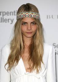 Diese elegant anmutende frisur geht ganz schnell und ist zugleich total angesagt. Cara Delevingne Frisuren Die Neuesten Hairstyles Frisuren Magazin