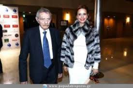 Μία νέα γυναίκα μπαίνει στη ζωή τους. H Marianna Bardinogiannh Kai Oi E8elontes Dotes Myeloy Twn Ostwn Proseferan Orama Elpidas Me Ton Antwnh Remo Symparastath Sissysworld