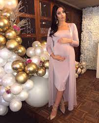 A Imagem Pode Conter 1 Pessoa Em Pe E Interiores Maternity Dresses For Baby Shower Baby Shower Dresses Pink Baby Shower Dress