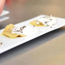 Montez La Creme Liquide Sans Trop La Serrer Elle Doit Etre Rester Onctueuse Dans Une Casserole Mettez La Creme Le Jus De Truffe Le Beurre Et L Assai Servies