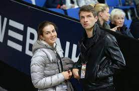Sportliche spielerfrau lisas kleidungsstil ist modern, eher hochgeschlossen und sportlich. Profi Des Fc Bayern Zu Gast Beim Reitturnier Was Thomas Muller In Der Schleyerhalle Sucht Sport Stuttgarter Nachrichten