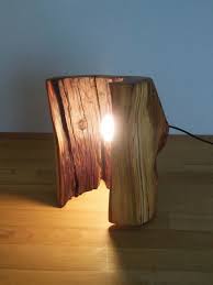 Ein Schones Stuck Baum Holz Wird Zur Tollen Tischlampe Das Holz Wurde Geschliffen Und Geolt Man Frau Beachte Die Wunderschone Mase Lampe Lampentisch Lampen