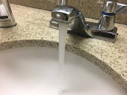 photo water coming out of sink