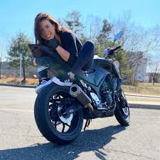 Last week @rosie__loves and I took our bikes out because for some unknown  reason (global warming) it was 74 degrees in the middle of March. We  stopped to take some pictures (because