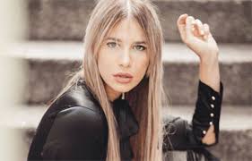 Clizia incorvaia e paolo ciavarro sono una coppia molto amata del grande fratello vip 2020. Chi E Clizia Incorvaia Influencer Ed Ex Del Leader De Le Vibrazioni Eta Biografia E Curiosita