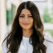 Kristen Holifield's Instagram, Twitter & Facebook