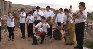 Basteln sie aus einer leeren konservendose und gummiringen ein saiteninstrument. Favio Chavez Baut Aus Mull Musikinstrumente Chrismon