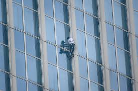 To comply with uae safety laws, robert, who usually climbs in free solo style, used a rope and harness. Lotte World Tower In Seoul Fassadenkletter Alain Robert Besteigt Wolkenkratzer In Sudkorea Und Wird Verhaftet Kolner Stadt Anzeiger