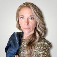 Kara Weis's Instagram, Twitter & Facebook