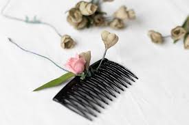 Haarschmuck für die hochzeit ganz einfach mit perlen und draht selber machen. Diy Haarschmuck Mit Blumen We Love Handmade