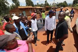 Kwenye picha ambazo alipakia kwenye mitandao ya kijamii, magari yanaonekana yakiwa yamekwama kwenye matope na kuwalazimu wasafiri kutumia njia mbadala Hon Didmus Barasa Mp Kimilili On Twitter This Evening I Did Inspect The Ongoing Tarmacking Of Ushirika Road Through Khwiroro To Chebukwabi Impressed With The Progress Of Application Of Tar On The