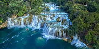 Krka izvire kod knina, teče kninskim poljem i ulazi u kanjon koji je prati najvećim dijelom njezinog toka. National Park Krka Transport Croatia