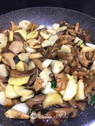 Funghi e patate in padella il contorno facile e saporito da accompagnare a carni sia bianche che rosse. Contorno Di Funghi E Patate In Padella Ricette Al Volo