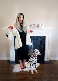 Das cruella de vil kostüm sieht nicht nur sehr hübsch aus, sondern jeder wird dich auch damit erkennen, denn kaum einer kennt den beliebten kinderfilm nicht. Cruella De Vil Kostum Fur Fasching Schwarzes Kleid Und Weisser Mantel Rote High Heels Und Handschuhe Graue H Disney Kostum Kostum Fasching Halloween Kleidung