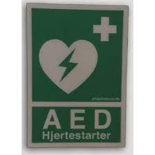 Nødskilt som limes på vegg eller monteres i informasjon. Klistermaerke Tekst Aed Hjertestarter Klaeber Pa Forside 95x75 Mm Skilte Og Maerkning Shop2rescue Aps