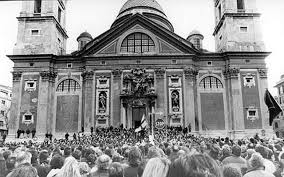 I funerali si tennero nella basilica di santa maria assunta di carignano a genova, due giorni dopo il decesso. I Funerali Di De Andre Santa Maria Assunta Di Carignano Atlasfor