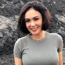 Listen to yuni shara | soundcloud is an audio platform that lets you listen to what you love and share the sounds you stream tracks and playlists from yuni shara on your desktop or mobile device. Biasa Natural Ini 6 Potret Yuni Shara Dengan Makeup Tebal Surabaya Liputan6 Com